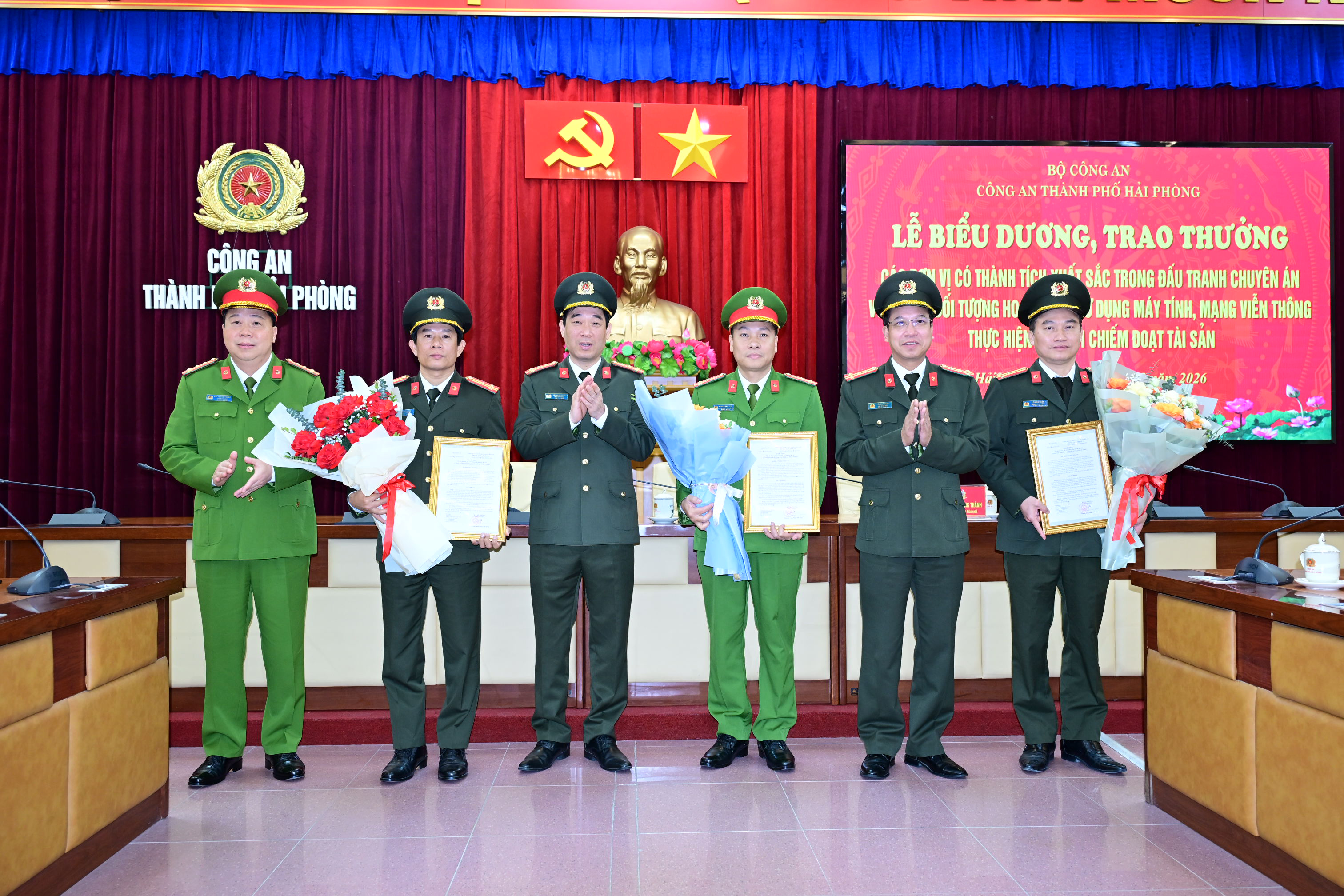 Biểu dương, khen thưởng các đơn vị triệt phá thành công đường dây đầu tư tiền ảo núp bóng đa cấp với tổng số tiền đầu tư lên tới 175 tỷ đồng